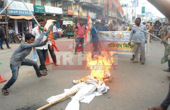2nd day of Civic Life disruption hits Capital City : Congress blocked road, harassed common people for hours, burnt PM Modi’s effigy at Agartala Surya Chowmuhani 2nd day of Civic Life disruption hits Capital City : Congress blocked road, harassed common people for hours, burnt PM Modi’s effigy at Agartala Surya Chowmuhani